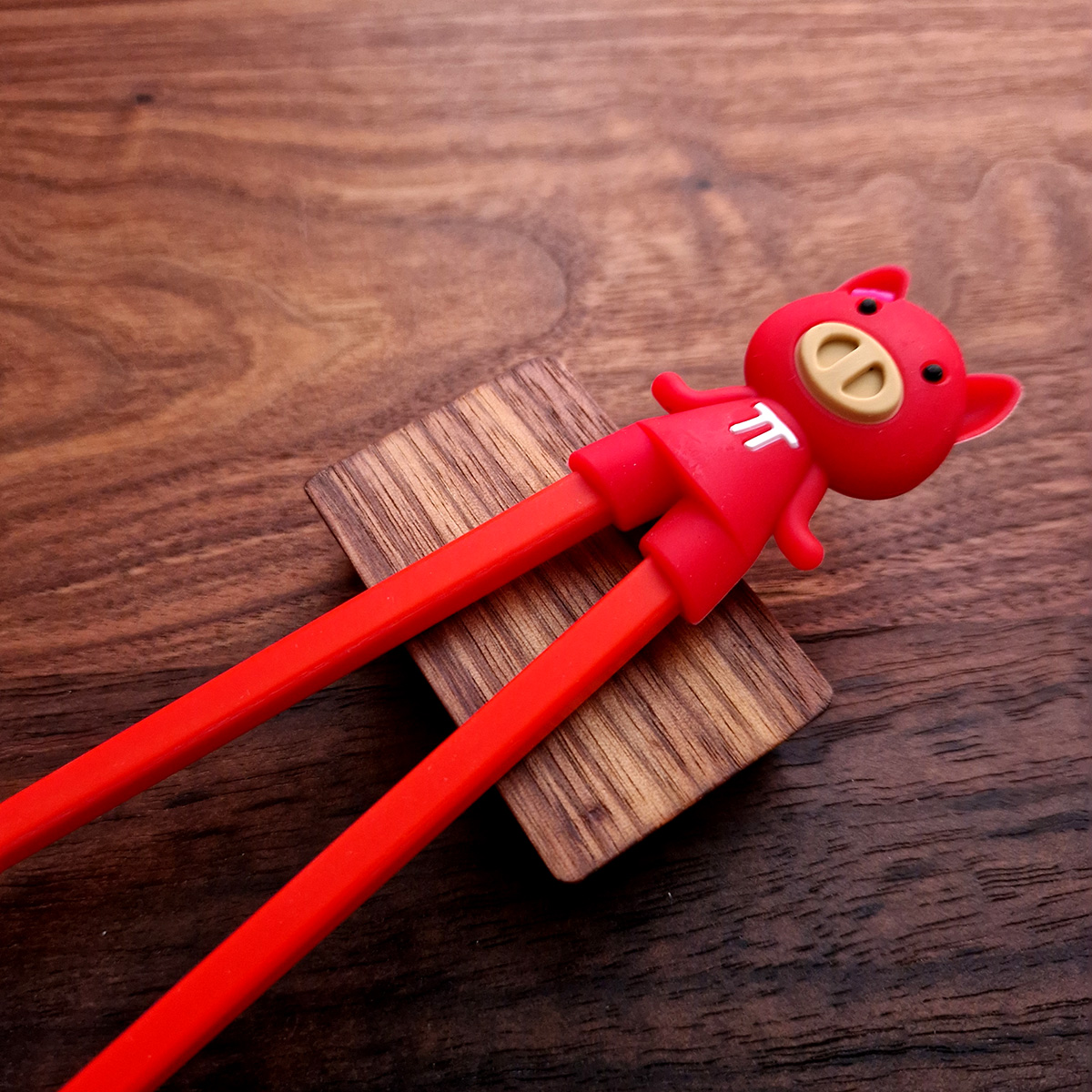 Spisepinner barn, "Pig Girl" 22cm Rød - Tokyo design studio — bilde 2