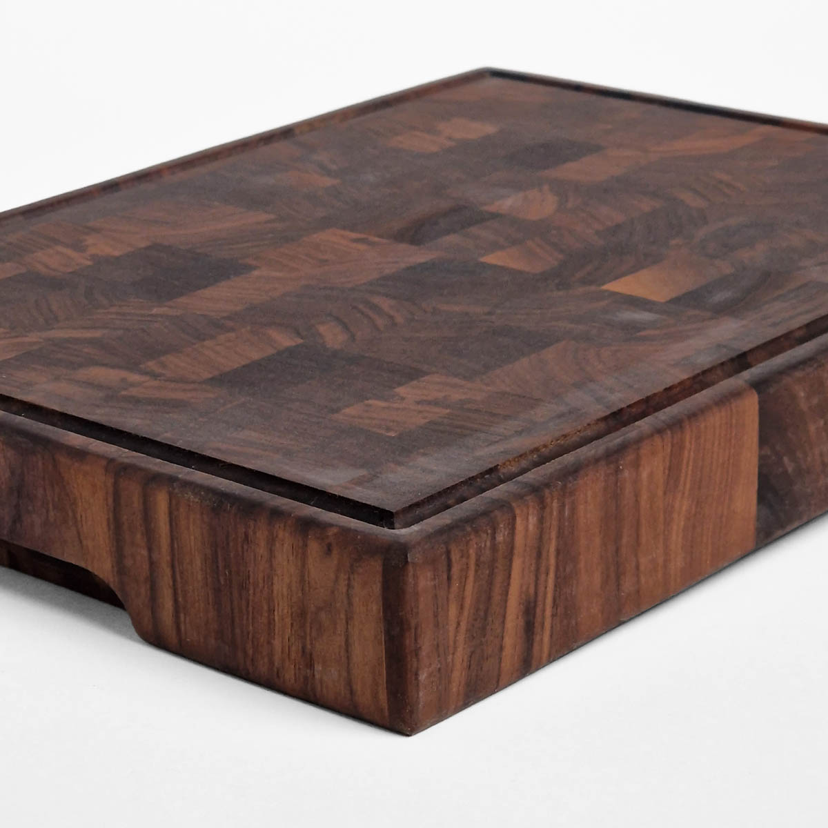 Skjærebrett (40 x 30 x 5cm) - endeved, stående stav m/rand, valnøtt — bilde 2