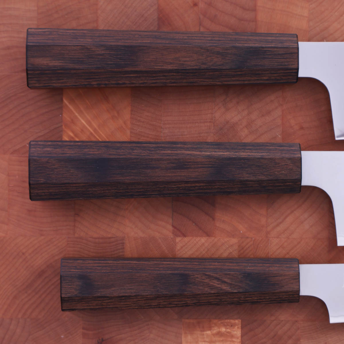Knivsett 20cm Kokkekniv, 16,5cm Grønsakskniv (Santoku) og 12cm Universalkniv, Hana - Yaxell — bilde 3