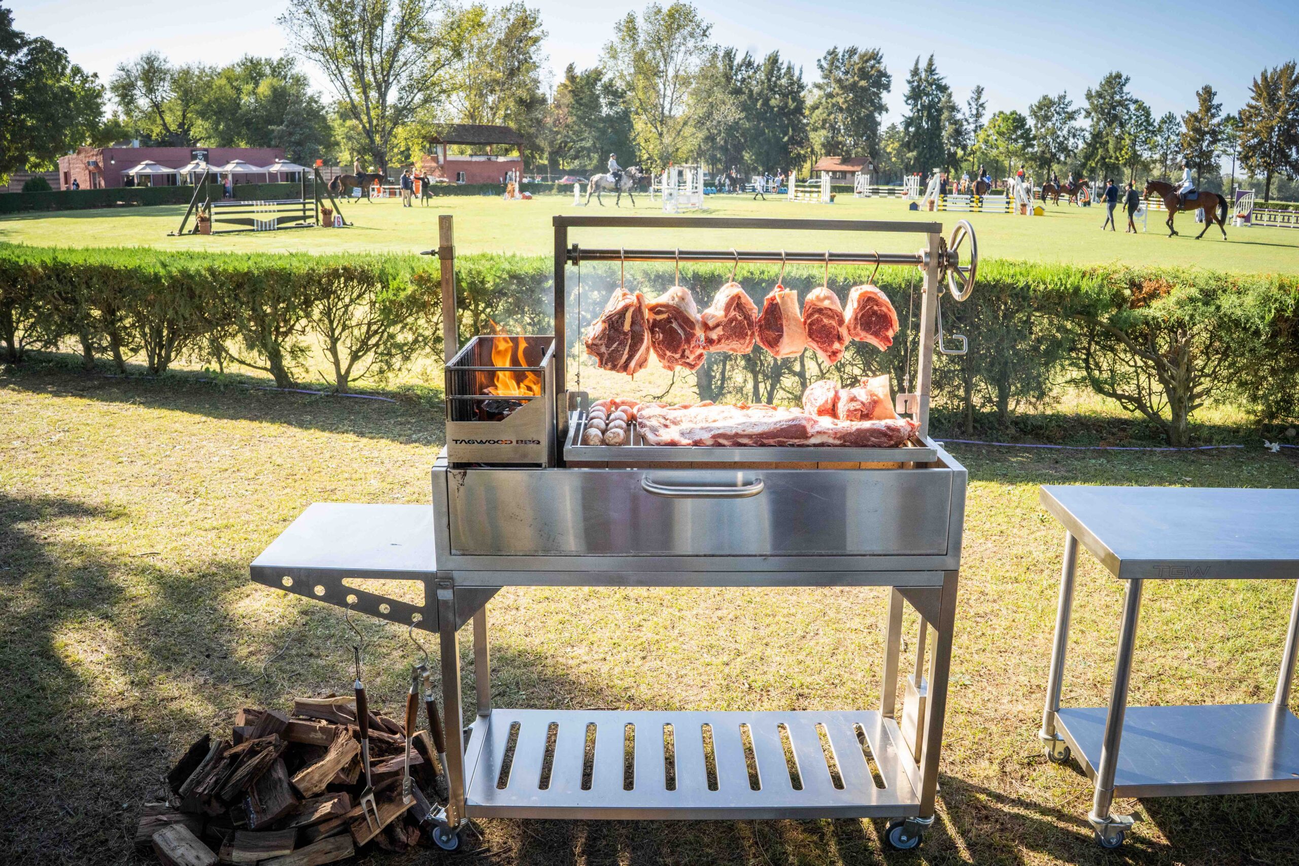 Argentinsk kullgrill med understell, BBQ03 – TAGWOOD