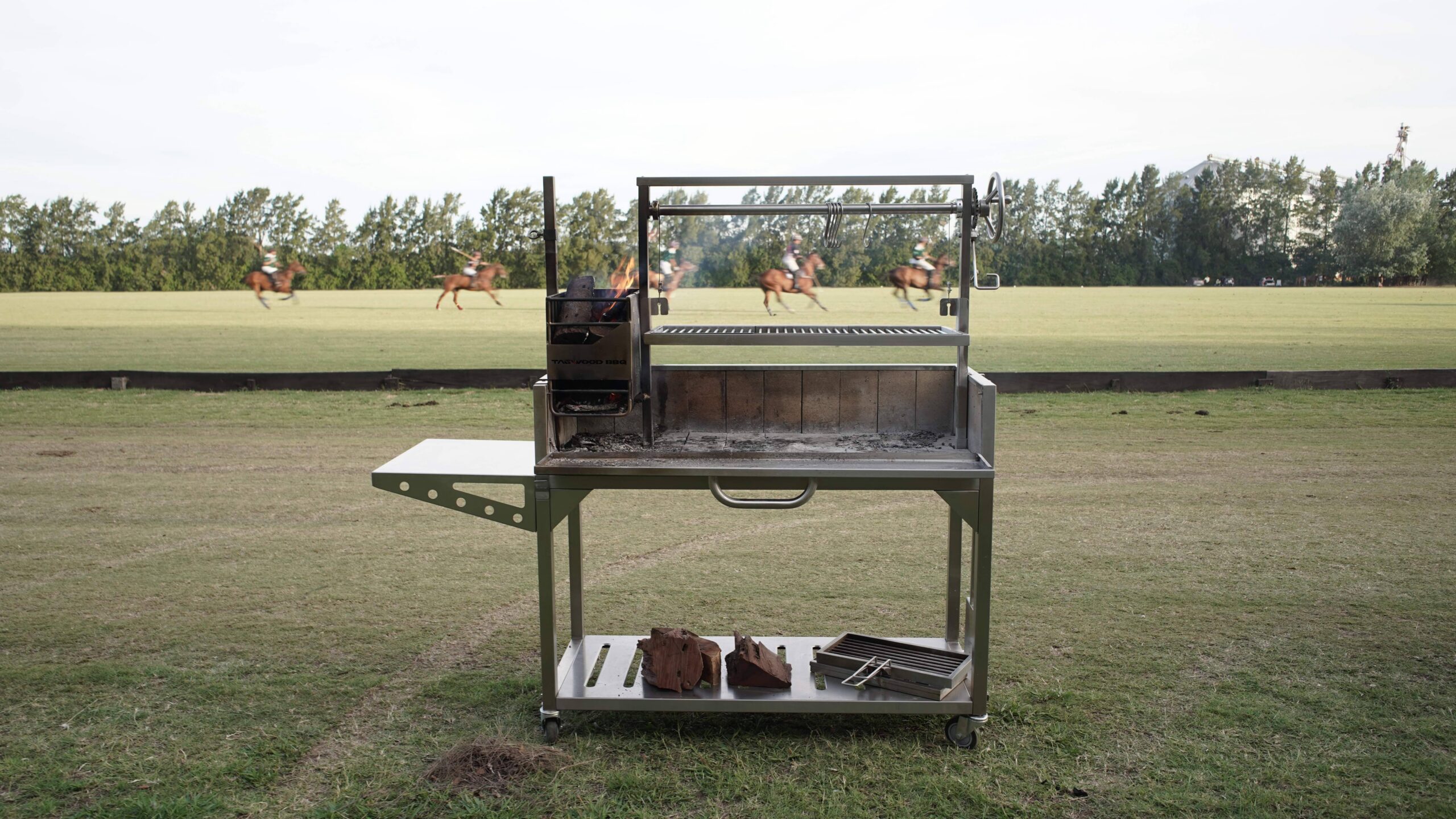 Argentinsk kullgrill med understell, BBQ03 – TAGWOOD