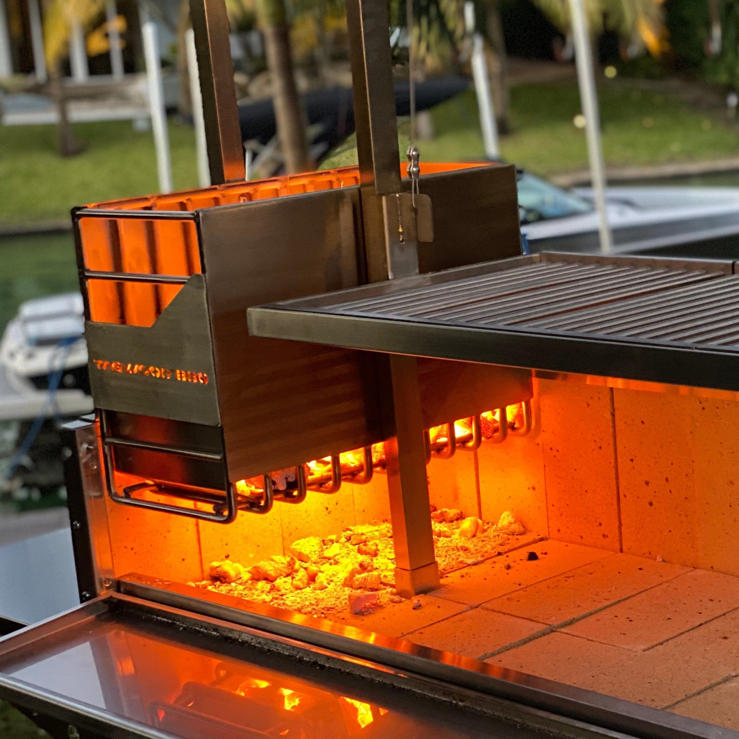 Argentinsk kullgrill med understell, BBQ03 – TAGWOOD