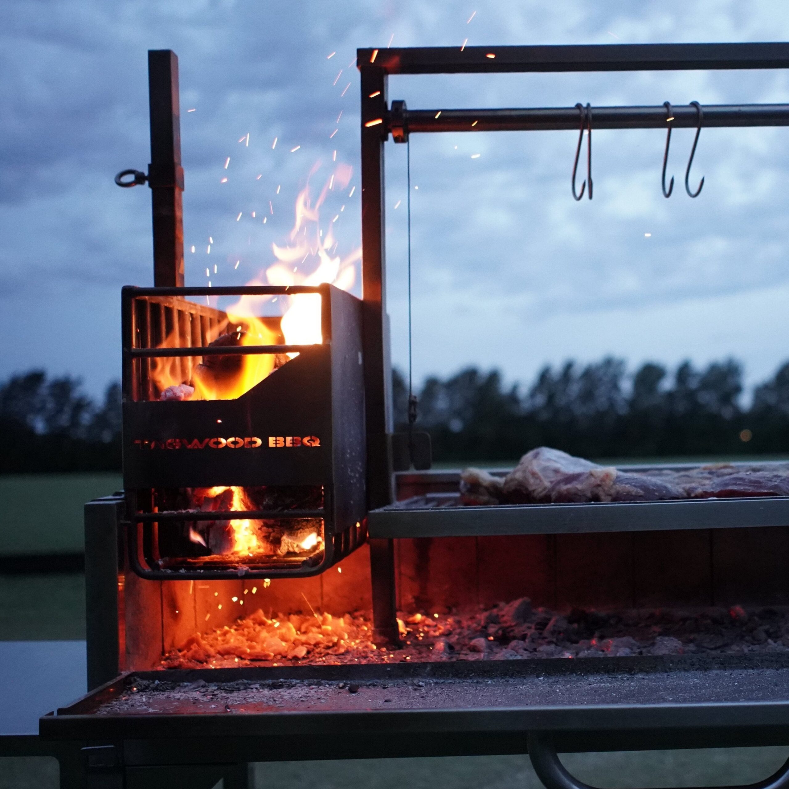 Argentinsk kullgrill med understell, BBQ03 – TAGWOOD