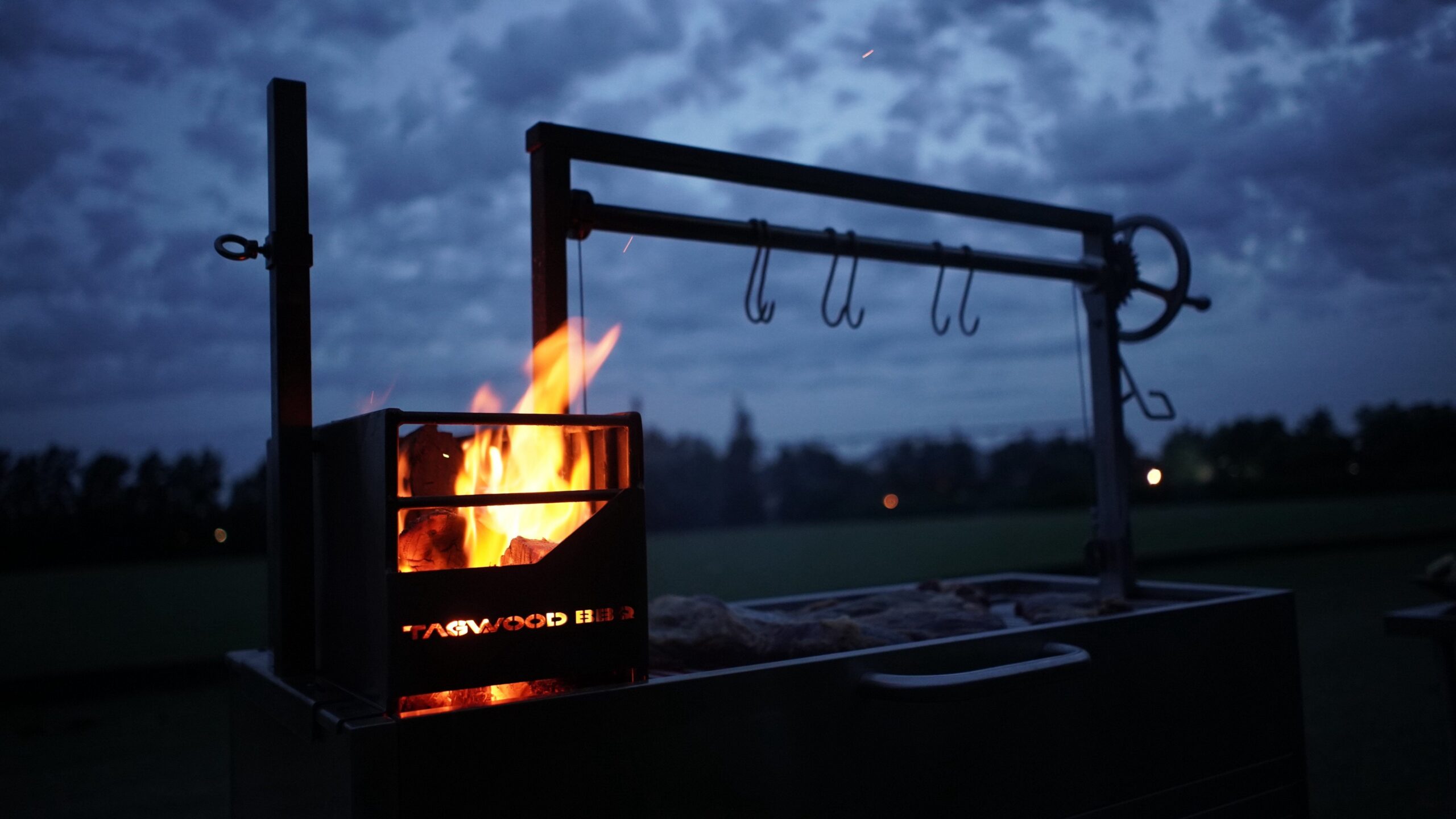 Argentinsk kullgrill med understell, BBQ03 – TAGWOOD