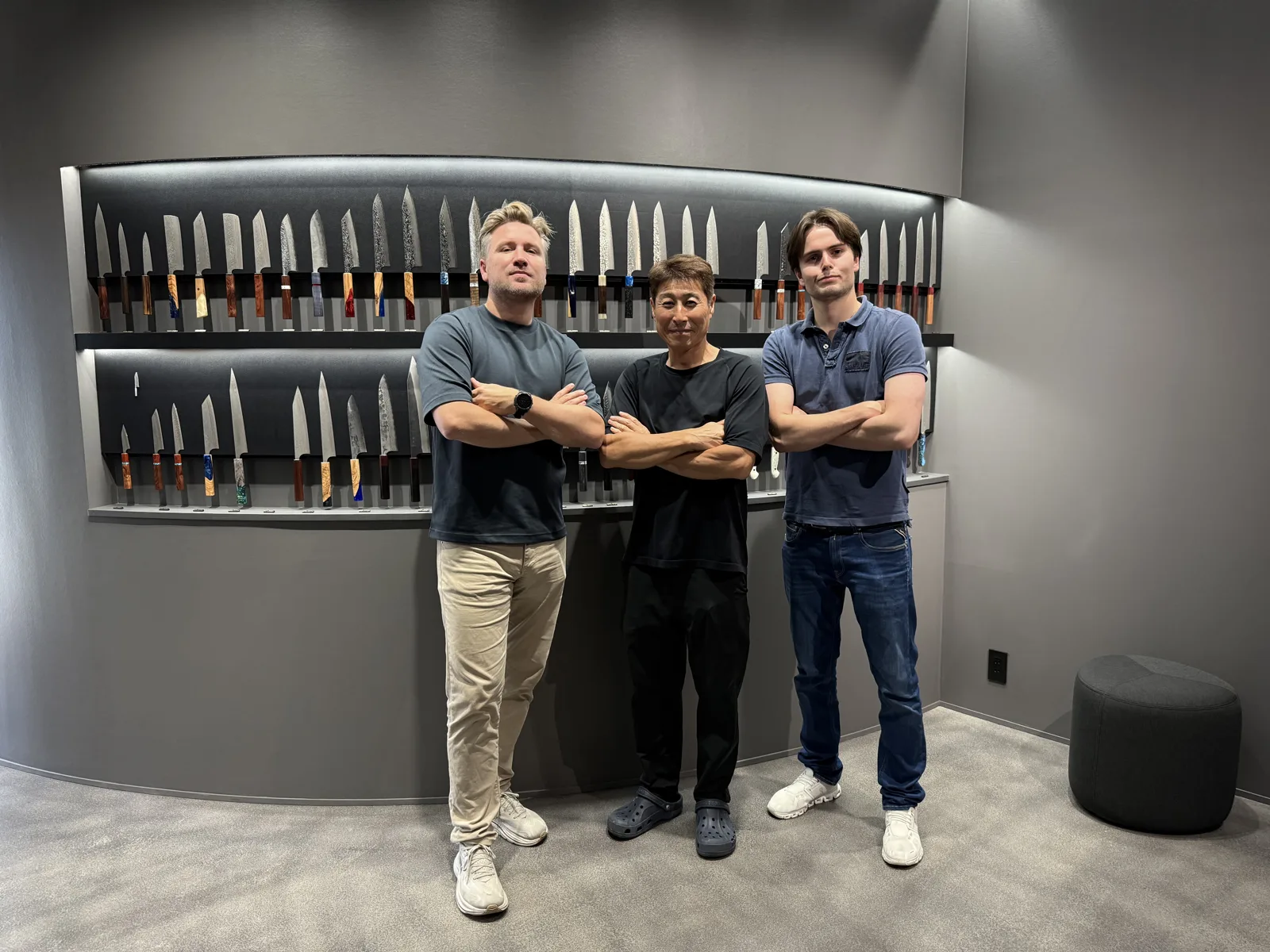 Yoshimi Kato sammen med Tobias og Alex fra Skarpekniver foran en vegg med kniver