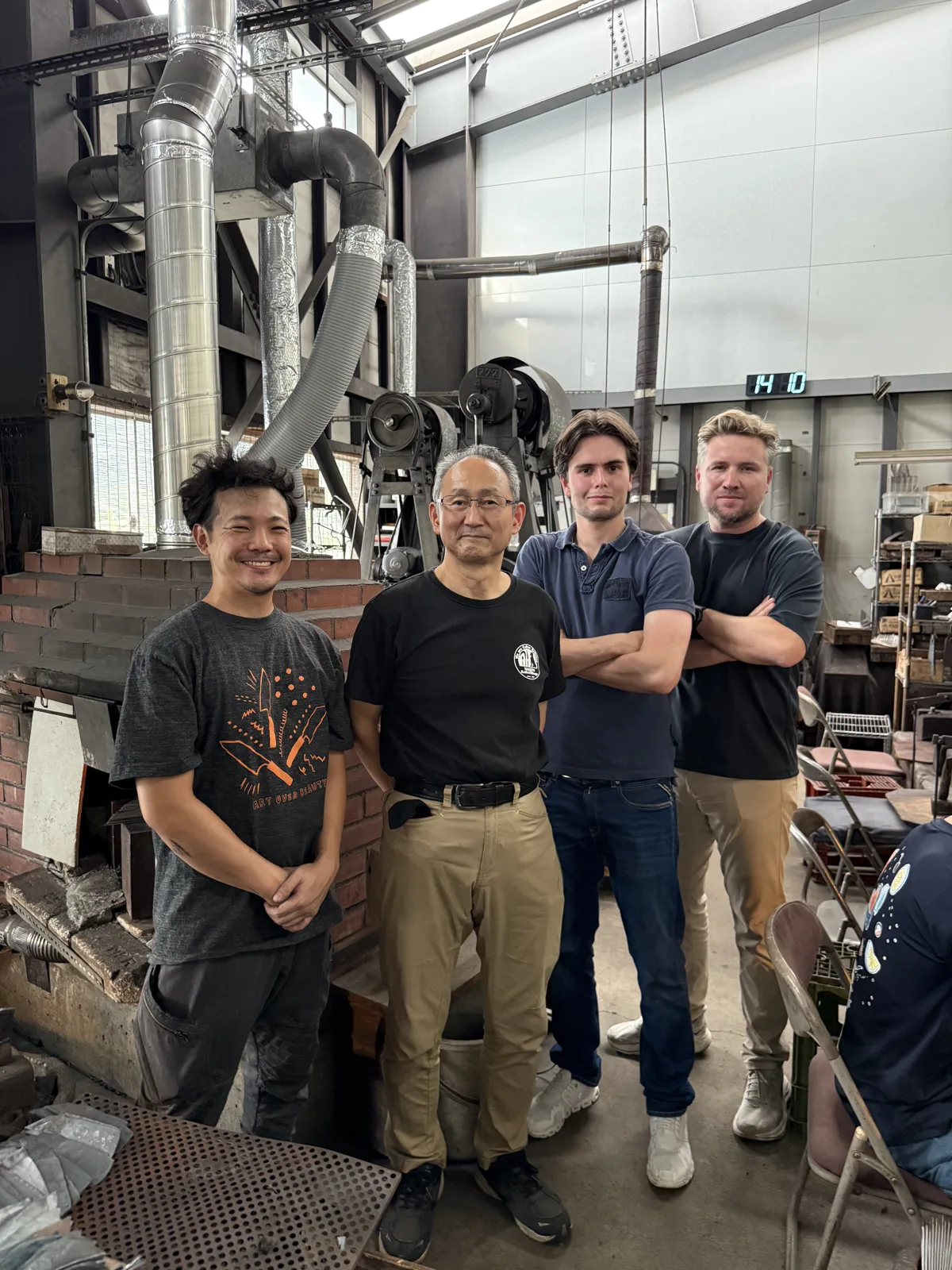 Shiro Kamo og lærlingen hans sammen med Tobias og Alex fra Skarpekniver i smia i Takefu