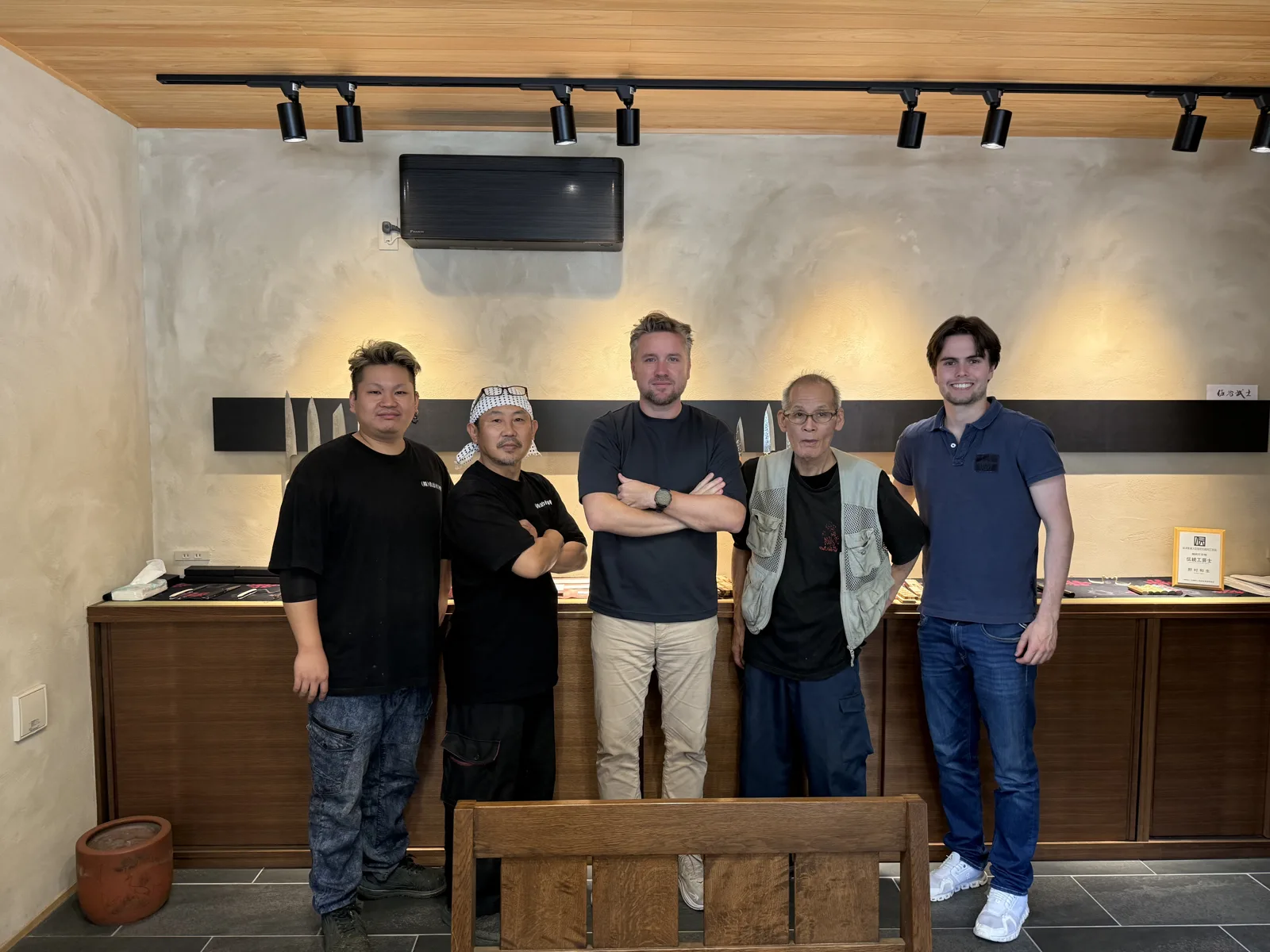 Takeshi Saji, Nomura og sønnen til Nomura sammen med Tobias og Alex fra Skarpekniver